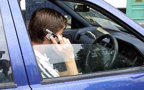 driver-using-mobil_1577996c